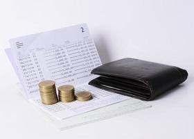 geld munten stapel en zak op boek bank besparingslening concept foto