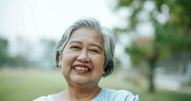 portret van volwassen Aziatisch vrouw glimlachen met geluk foto