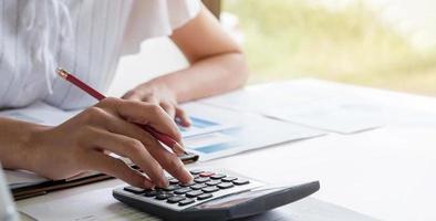 zakenvrouw of accountant werkzaam in financiën en boekhouding analyseren financiële begroting - werk vanuit huis concept foto