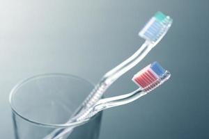 een paar doorzichtige plastic tandenborstels foto