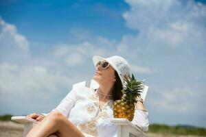 vrouw ontspannende Bij een paradijselijk tropisch strand in een mooi zonnig dag foto