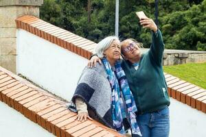 senior moeder en volwassen dochter reizend. de beroemd historisch brug van boyaca in Colombia. de Colombiaanse onafhankelijkheid strijd van boyaca nam plaats hier Aan augustus 7, 1819. foto