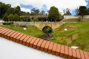 historisch brug over- de teatinos rivier- gezien van de beroemd historisch brug van boyaca in Colombia. de Colombiaanse onafhankelijkheid strijd van boyaca nam plaats hier Aan augustus 7, 1819. foto