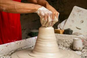 Mens maken keramisch Lidwoord Aan de pottenbakkers wiel in een traditioneel fabriek in de stad van raquira gelegen in de afdeling van cundinamarca in Colombia foto