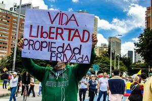 bogotá, Colombia, 2022. vredig protest marsen in Bogota Colombia tegen de regering van gustav petro. foto