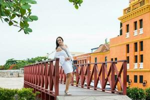 mooi vrouw Aan wit jurk staand alleen Bij de muren omgeving van de koloniaal stad van Cartagena de india's foto