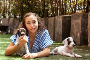 mooi jong meisje hebben pret met haar klein Frans braque puppy's foto