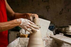 Mens maken keramisch Lidwoord Aan de pottenbakkers wiel in een traditioneel fabriek in de stad van raquira gelegen in de afdeling van cundinamarca in Colombia foto