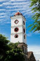 klok toren van de san Sebastian kerk gebouwd tussen 1553 en 1653 Bij de stad- van mariquita in Colombia foto