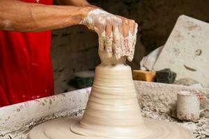 Mens maken keramisch Lidwoord Aan de pottenbakkers wiel in een traditioneel fabriek in de stad van raquira gelegen in de afdeling van cundinamarca in Colombia foto