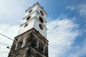 klok toren van de san Sebastian kerk gebouwd tussen 1553 en 1653 Bij de stad- van mariquita in Colombia foto