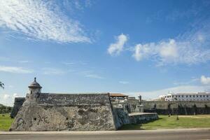 muren van Cartagena de india's gebouwd Bij de einde van de xvi eeuw voor de verdediging van de stad. de golfbreker van de kerstman catalina meestal gebeld de tang of el spion de la tenaza. foto