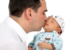 vader Holding zijn een maand baby meisje geïsoleerd Aan wit achtergrond foto