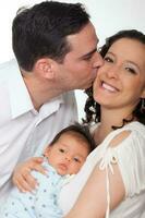 jong ouders met hun een maand baby meisje geïsoleerd Aan wit achtergrond foto
