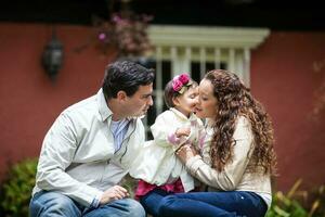 jong ouders hebben pret buitenshuis met hun een jaar oud baby meisje. geluk concept. familie concept foto