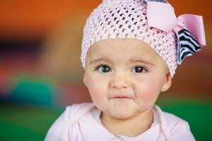 portret van een mooi negen maanden baby Aan een kleurrijk achtergrond. geluk concept foto