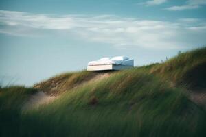 eenzaam bed staan Aan gras duin heuvel met mooi lucht, surrealistische droomachtige landschap, minimaal achtergrond, creatief tafereel, woestijn tafereel met meubilair, met generatief ai. foto