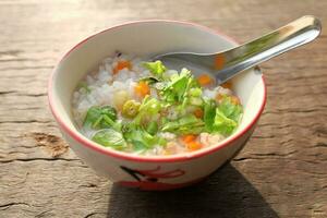 rijst- met ui en wortels topping in kom is traditie voedsel ontbijt in Thailand foto