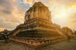 wat chedi luang Bij zonsondergang deze plaats is een van de meest toerist attractie in Chiang mai provincie van Thailand. foto