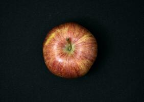 rood en geel appels Aan een zwart achtergrond. heerlijk appels detailopname. foto