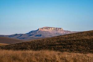 zwellen berg plateau in de afstand. sfeervol dageraad landschap met mooi bermamyt plateau is in de afstand. foto