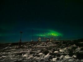 oud weer station. nacht winter polair landschap met de Aurora borealis. foto