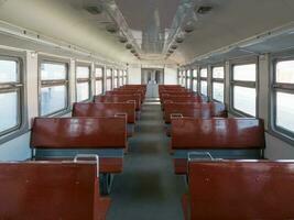 retro trein interieur met leeg stoelen foto