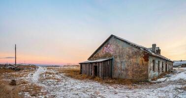 verlaten huis tegen de arctisch lucht. oud authentiek dorp van teriberka. kola schiereiland. foto