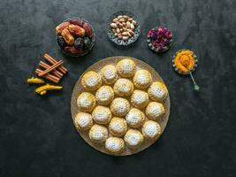 Egyptische koekjes, variatie met de toevoeging van kurkuma wanneer Koken. koekjes van el fitr Islamitisch feest. Ramadan snoepgoed foto