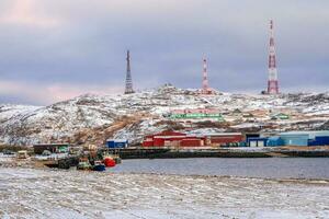 verschuiving kamp in de arctisch, huizen Aan de heuvels van de barentsz zee. teriberka. foto