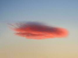 een wolk dat looks Leuk vinden een ufo. lenticulair wolk foto