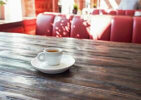 espresso kop Aan een houten tafel in de interieur van de cafe foto