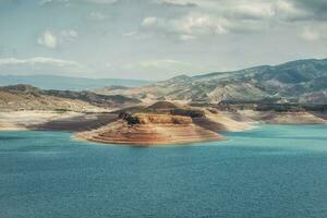 futuristische keer bekeken van de Ravijn en reservoir. dagestan foto