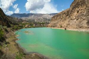 turkoois water van een berg rivier. de avarski koysu met haar fantastisch reservoir. dagestan, Kaukasus, Rusland. foto