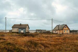 een klein authentiek dorp Aan de wit zee kust. kasjkarants visvangst collectief boerderij. foto