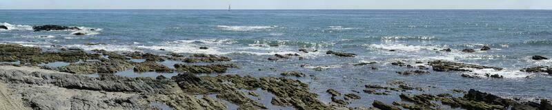 rotsen Aan zee kust in cala de mijas, Spanje - panorama foto