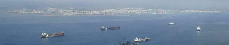 panoramisch visie Aan haven en zee van rots van Gibraltar foto