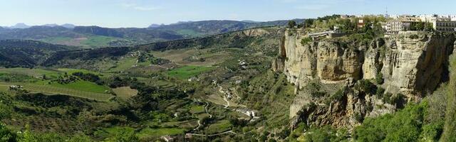 huizen Aan een klif en vallei in ronda, Andalusië, Spanje - panorama foto