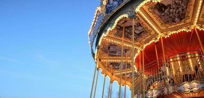 helder achtergrond, banier lucht en carrousel, amusement park, gloeiend carrousel, blauw lucht foto