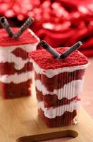 rood fluwelen cake in een glas foto