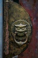 draak hoofd deur klopper, dichtbij omhoog. antiek Chinese omgaan met klopper. foto