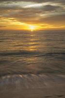 zonsondergang met motion blur golven in punta lobos beach, santos baja california sur mexico foto