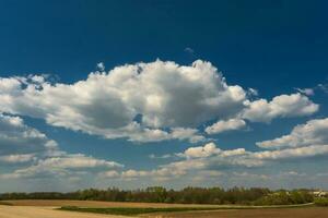 blauw lucht achtergrond met wit gestreept wolken in hemel en oneindigheid mei gebruik voor lucht vervanging foto