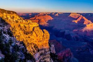 de prachtige veelkleurige Grand Canyon in Arizona, aan de rand van zonsopgang