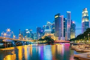 financiële districtshorizon van singapore bij jachthavenbaai op schemertijd, de stad van singapore, Zuidoost-Azië.