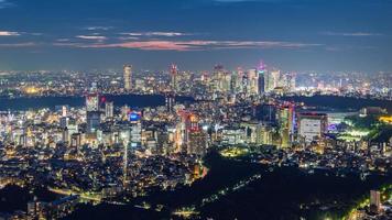 stadsgezicht van de skyline van tokyo, panorama luchtfoto wolkenkrabbers uitzicht op kantoorgebouw en het centrum in tokyo in de avond. foto