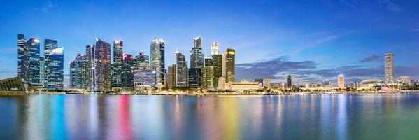 skyline van het financiële district van singapore in marina bay op schemeringtijd. foto