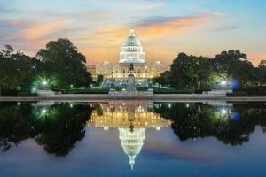 het capitool van de verenigde staten pf amerika op zonsopgang en zonsondergang foto