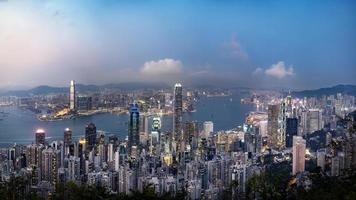 panoramisch uitzicht op de skyline van hong kong op de avond gezien vanaf victoria peak. foto
