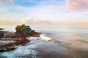 tanah lot batu bolong-tempel. foto